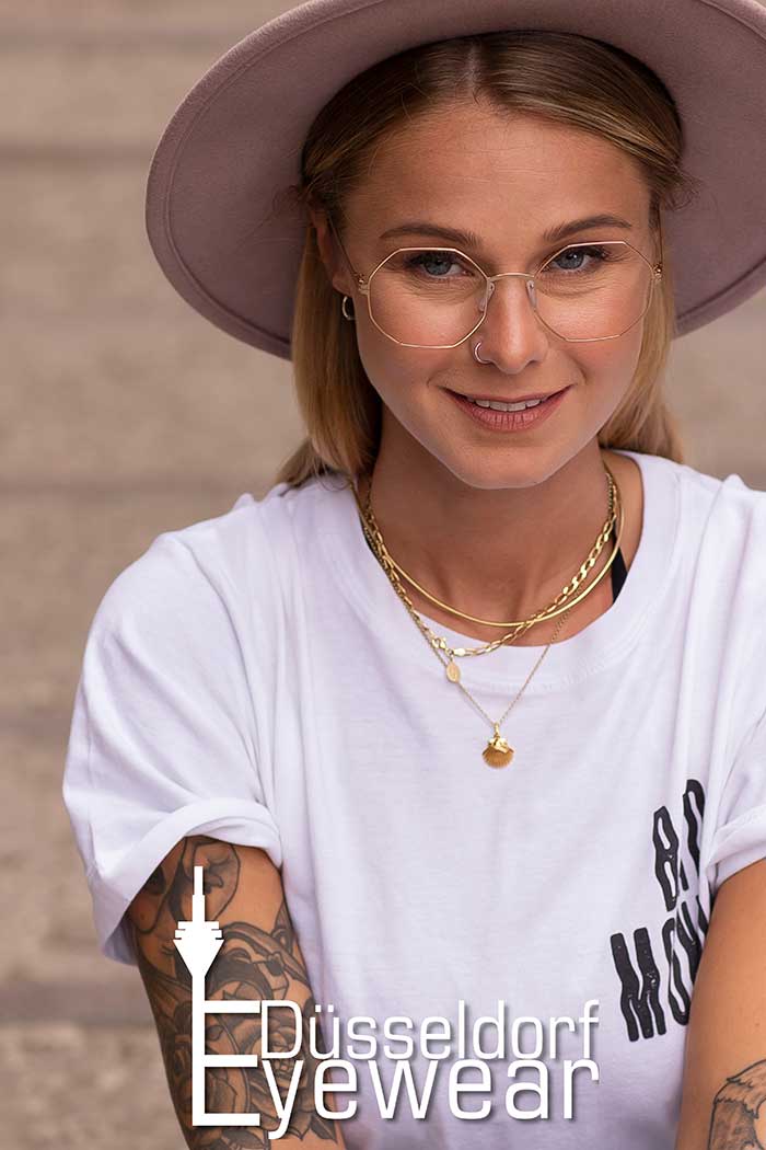 das Modell „Graf-Adolf-Platz“ welches durch ihre achteckige Form und seinen dünnen Edelstahlrand zwar filigran und unaufdringlich wirkt aber dennoch durch seinen einzigartigen Stil ein echter Hingucker is