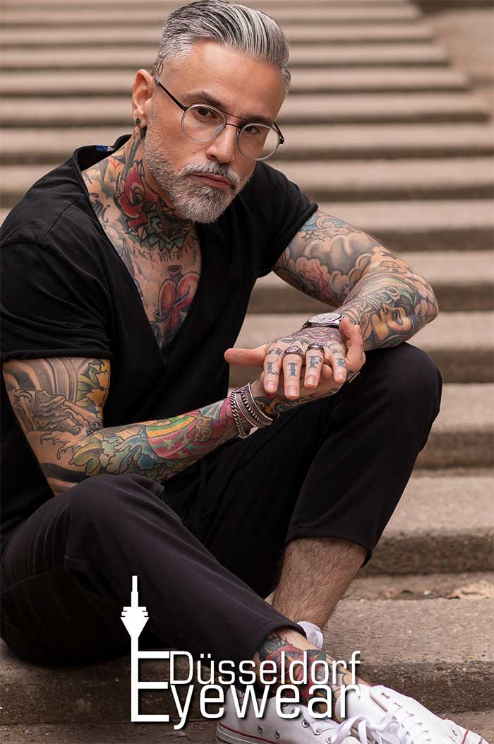 Einzigartige Modelle wie die „Marktplatz“ von DÜSSELDORF EYEWEAR zeichnen sich durch ihre kurvige Wellenform und ihren extravaganten Nasensteg aus