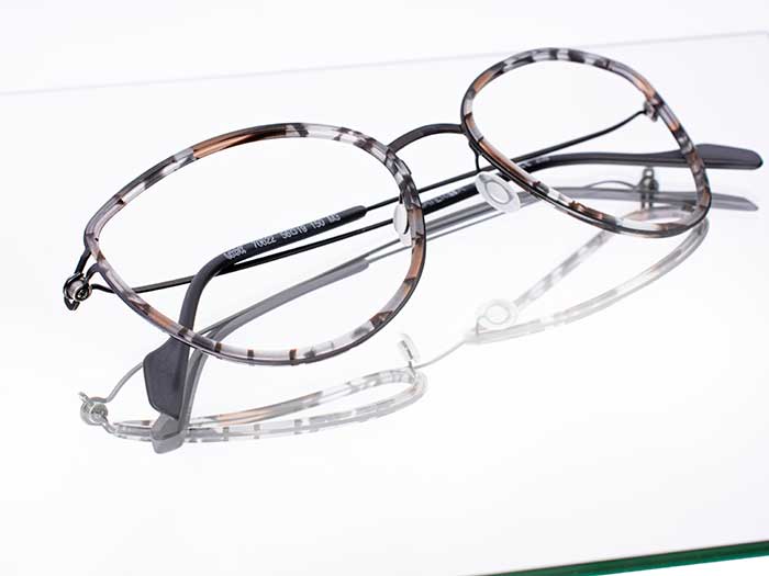 Ein exklusives Detail dieser Brillen ist das MHS-Scharnier (Materika Hinge System) mit permanenter Bewegung.