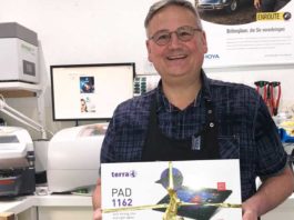 Roland Teufl aus Bischofshofen erhält Tablet von WÖHLK Roland Teufl aus Bischofshofen erhält Tablet von WÖHLK