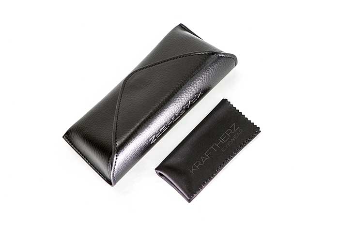 Ausgeliefert werden die Brillen in einem stylischem, schwarzen Etui aus artifiziellem Leder, begleitet von einem schwarzem Mikrofasertuch
