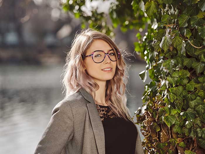Übergroß und feminin präsentiert sich dieses Damenmodell den interessierten Blicken