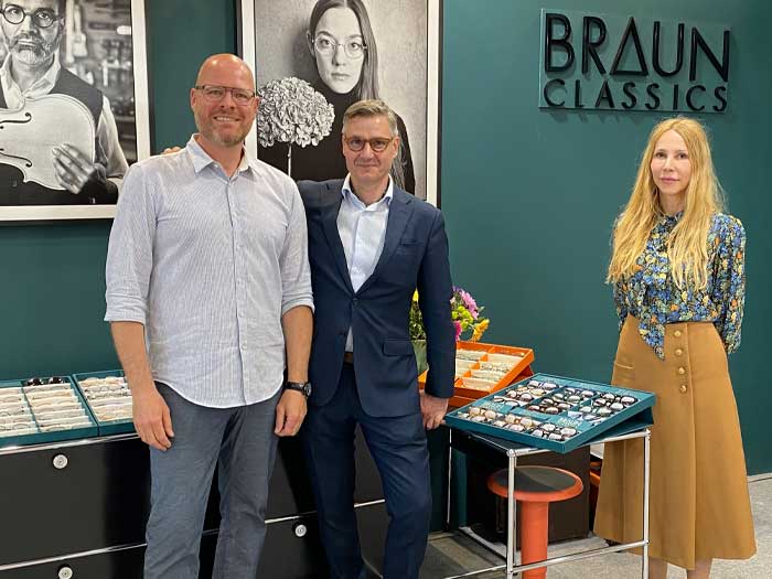 BRAUN CLASSICS hat einerseits seine Kollektion gestrafft und setzt andererseits auf in Japan gefertigte Titanfassungen und das nachhaltige Material M49 – im Bild Georg Wudi (Vertrieb), Stefan Kästner (Geschäftsführer) und Natalia Schönfelder