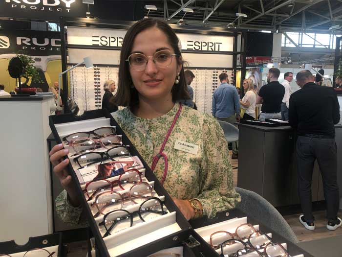 Julia Berger (Marketing Managerin): "CHARMANT will mit seinen Markenbrillen und der neuen Kollektion besonders die junge Generation ansprechen"