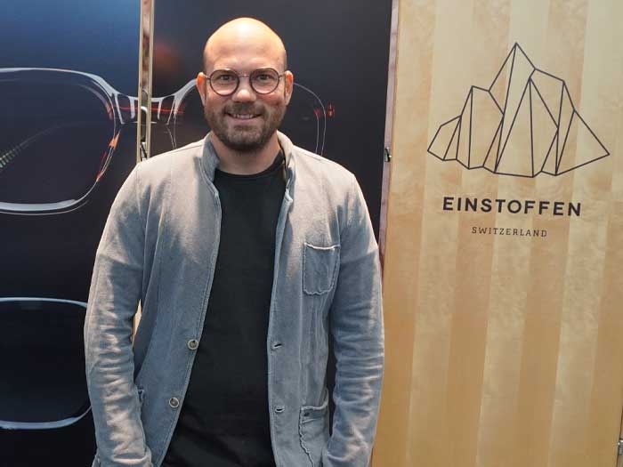 Geschäftsführer Raphael Büsser stellt die neue EINSTOFFEN-Kollektion OFFSET vor, die typischerweise mit Detailverliebtheit im Design punktet 