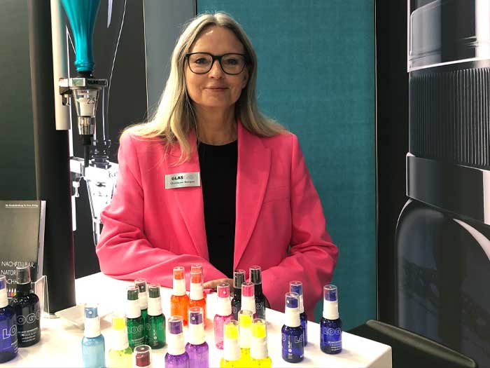 Christiane Kemper (Leitung Marketing) präsentiert die NachfüllBAR in vielen Farben und Designs um Augenoptiker Läden schön in Szene zu setzen