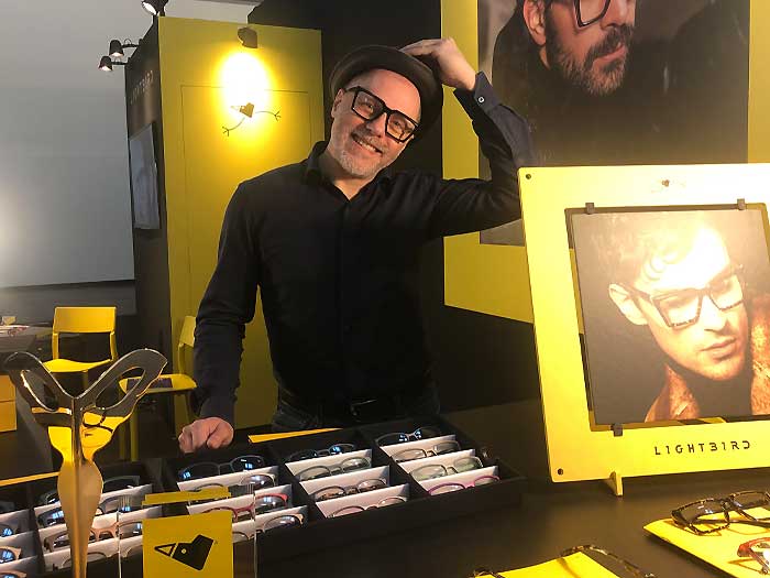 Firmengründer Corrado Rosson hat mit dem QR-Code am Bügelende ein cleveres System bei Brillenverlust integriert 