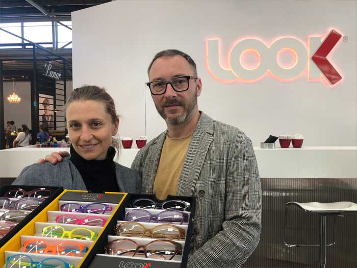 Silvia Boccardi (PR) und Marco De Fina (Product & Marketing Management) zeigen ihre Brillenkreativität mit neuen Farben und Formen
