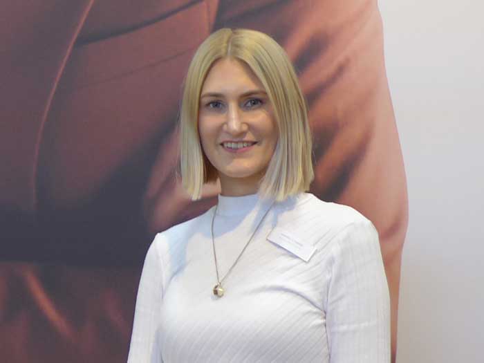 PR-Managerin Annika Sommer präsentiert neue, hochwertige Hornfassungen