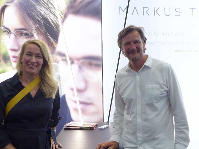 Sandra Rohrbeck (Marketing & Kommunikation) und Markus Temming (Geschäftsführer) präsentieren Ihre Brillen mit Scharnieren, die ganz ohne Schrauben auskommen
