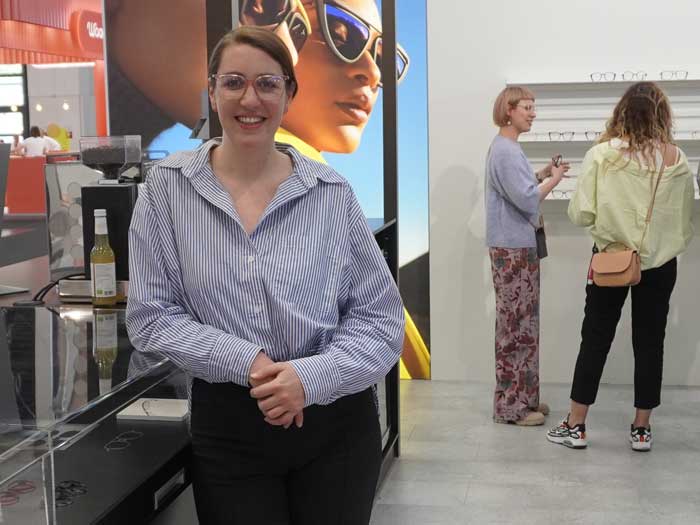 Celine Yazigi (Senior PR Managerin) erklärt wie zukunftsorientiert NEUBAU EYEWEAR Design und Nachhaltigkeit kombiniert