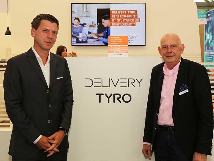 Robert Ruiner (ottiko Geschäftsführer) und Michael Grasmück (Verkaufsdirektor SAFILENS D/A/CH) stellen die Kontaktlinse DELIVERY TYRO vor