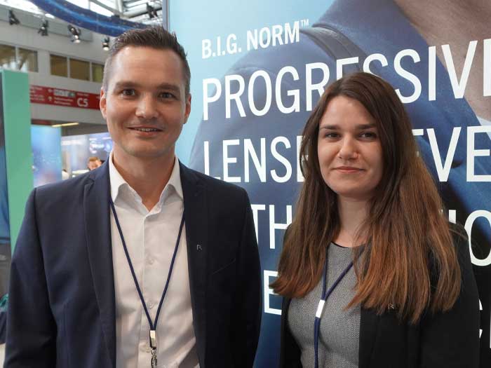 Daniel Paulnsteiner (Leitung Produkt Management DACH & Marketing AT/CH) und Julia Galler (Marketing und Produktmanagement), präsentieren die Schwerpunkte aus dem RODENSTOCK-Brillenglas-Bereich