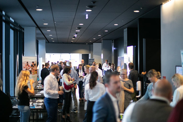 Neben den bewährten sechs hochkarätigen Vorträgen zu Augenoptik und Hörakustik, ist es vor allem die begleitende Table-Messe