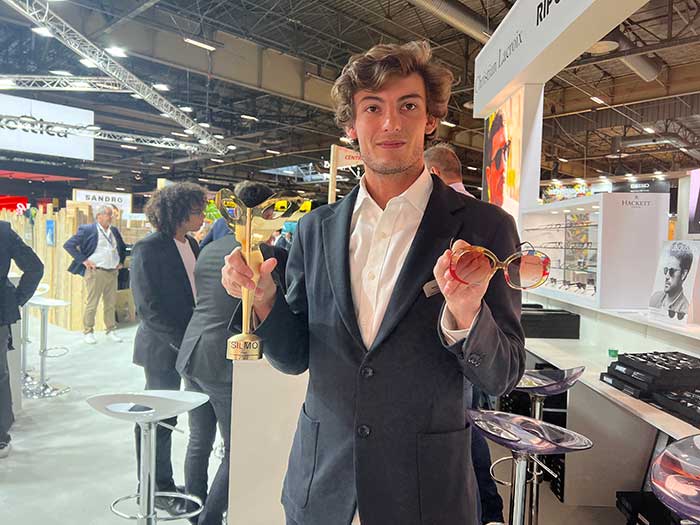 Marketing-Manager Julien Azais zeigt die bunte Farbenwelt der neuen Christian Lacroix Brillenkollektion
