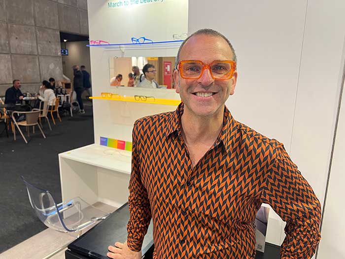 Geschäftsführer Jason Kirk schildert die Vorteile von Acrylbrillen