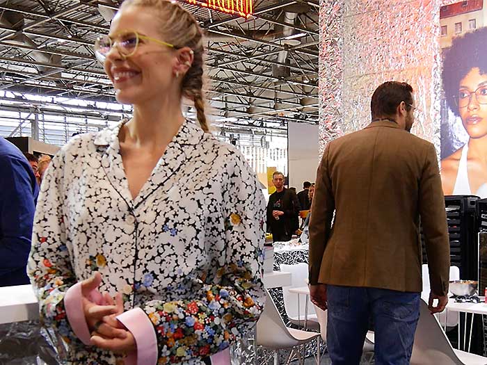 Gründerin und TV-Moderatorin Eline De Munck zeigt nachhaltige Kinderbrillen aus einem Pulver, das aus Rizinussamen gewonnen wird