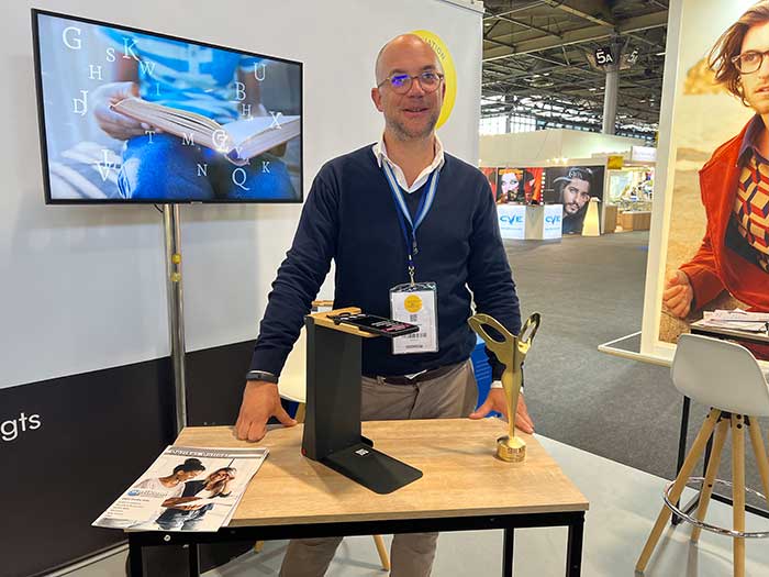 Fabien Jeanneau, Gründer und Geschäftsführer, zeigt mit VoxiVision ein Lesegerät, das auf Handbewegungen reagiert