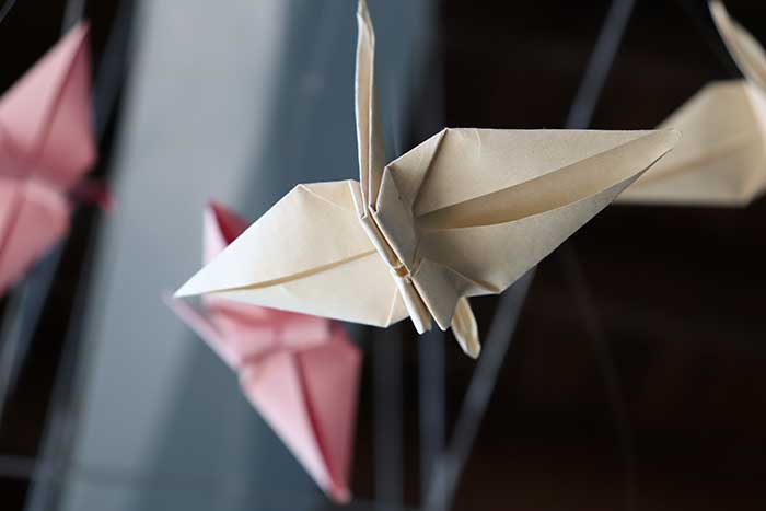 Passend zu den japanischen Wurzeln von CHARMANT, wird eine Origami-Künstlerin ihr Handwerk live vorführen