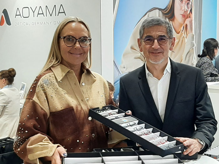 Natascha Ochsenknecht und Geschäftsführer Thomas Akiyama präsentieren ihre erste Kids- und Teens-Brillenkollektion