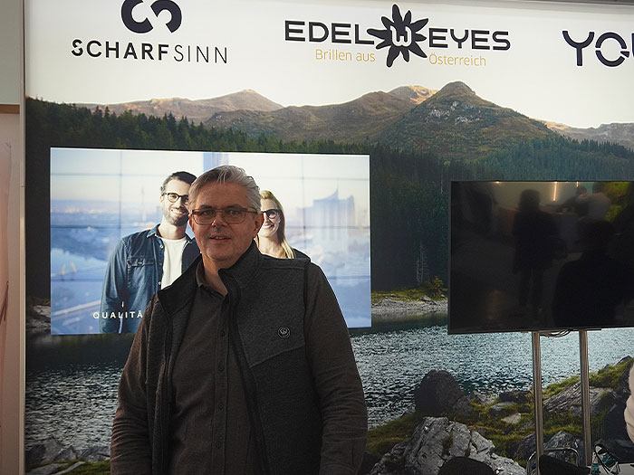 Verkaufsrepräsentant Siegfried Stockmaier, präsentiert am EDELWEYES-Stand die junge Kollektion SCHARFSINN.