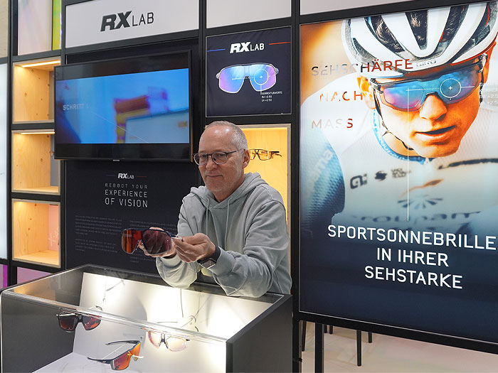 Marcus Mayr präsentiert die für den Radsport entwickelte Sportbrille Density, die bei der aktuellen Tour de France mitfährt.