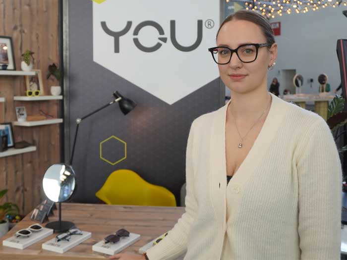 Anna Ruckaberle hat für YQU ein neues Brillenscharnier entwickelt und patentiert, mit dem eine Brille mit zwei Looks getragen werden kann