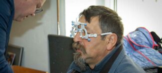 FirstOptiker versorgen Augustin Zeitungsverkäufer kostenlos mit Brillen