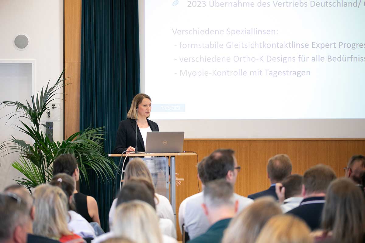 Claudia Ehret: "Die zwei Tränenreservoirs unserer Kontaktlinsen bieten eine bessere Zentrierung, eine geschmeidige Bewegung der Linse, einen besseren Tragekomfort, eine schnellere und effizientere Anpassung und einen sehr großen Korrekturbereich."