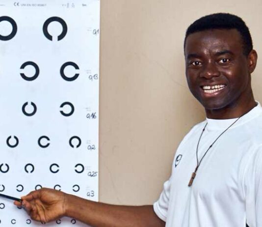 Augenoptiker für Brillenprojekt in Nigeria gesucht
