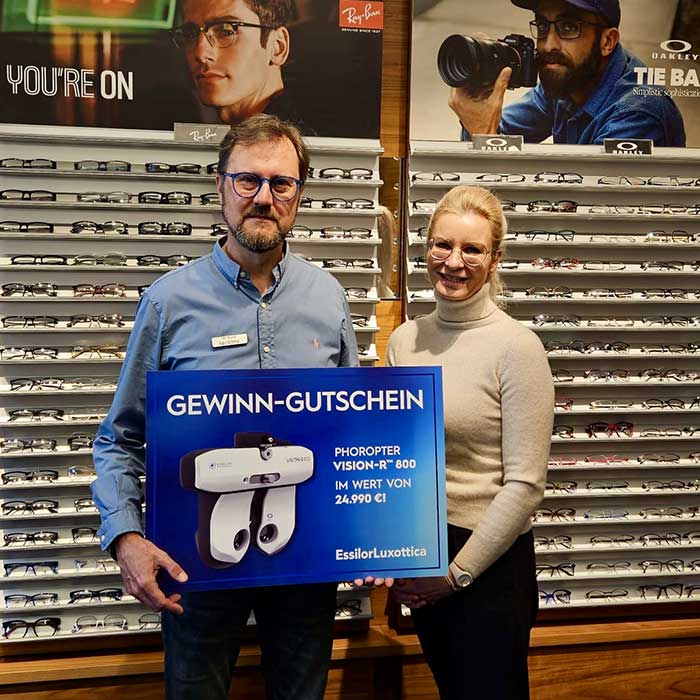 Verkaufsmanagerin Nina Gramm von EssilorLuxottica mit Wolfgang Kuroll von NEOOPTIK in Wien bei der Übergabe des Gewinn-Gutscheins für einen Phoropter Vision-RTM 800