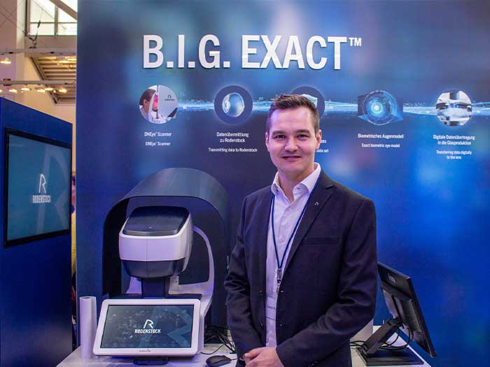 Daniel Paulnsteiner (Leitung Product Management D.A.CH.) zeigt auf der opti 2024 die neue Veredelung Solitaire® LayR