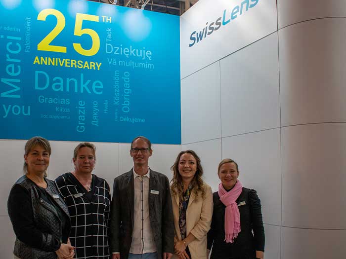 Dipl.Ing. FH Julia Elhariri (Vertriebsleiterin für D.A.), Steffi Fischer (Kundenservice), Markus Worm (Produktmanager, Farbexperte), Lisa Kurischev (Social Media, Osterweiterung), Stefanie Karatas (Vertrieb) bieten ein umfassendes Portfolio individueller Kontaktlinsen
