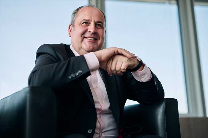 Was passiert im Fall von einem entstehenden Gewinn, wenn man die Rechtsform der Genossenschaft mit anderen Rechtsformen, wie etwa einer GmbH vergleicht?