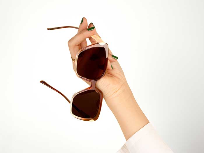 Naxos ist ein ultrafeminines Modell aus 100% Acetat