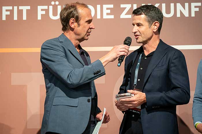 Thomas Mühlberg (rechts), Senior Professional Services Trainer DACH bei Bausch + Lomb, im Gespräch mit Thorsten Knippertz von ntv, dem Moderator des Deutschen Gesundheits-Awards 2024.