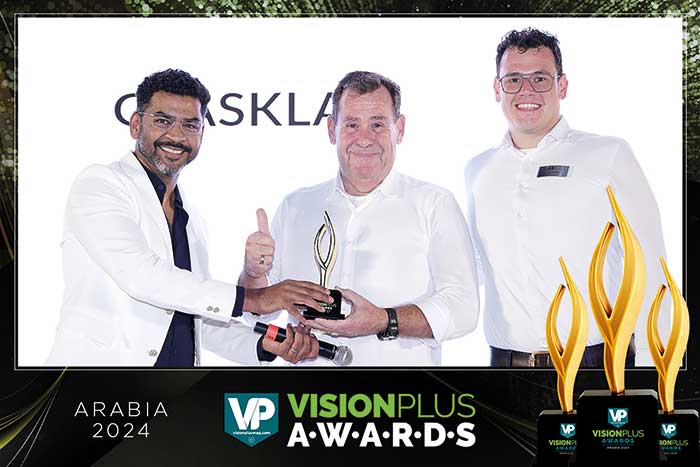 Die feierliche Preisverleihung (v. links): Jasbir Bolar (FourPlus Media), Gerard Daudey, Vertriebsleiter GLASKLAR International und Jasper Daudey