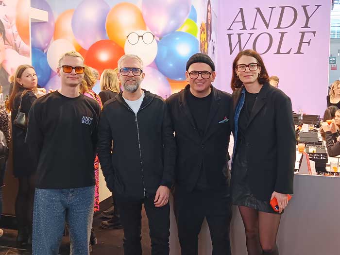 Peter Klotz (Head of Creative), Andreas Pirkheim (Founder), Wolfgang Scheucher (Founder und Außendienst Österreich), Stefanie Regoutz (Head of Communication) zeigen auf der opti Best Frames Forever