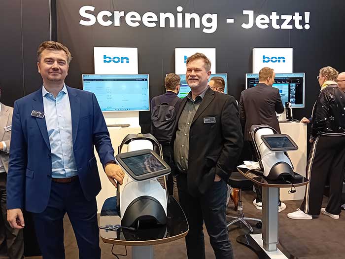 Florian Edler (Medizinprodukteberater, Marketing) und Hannes Klaußnitzer (Vertriebsleiter) zeigen die Vorteile einer effizienten Zusammenarbeit zwischen Augenärzten, Augenoptikern und den vermessenen Personen auf