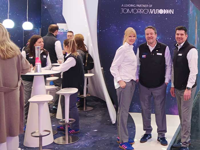 Katrin Fougeray (Marketing Manager, Communication & PR), Dr. Ole Roßbach (Head of Marketing & Professional Affairs) und Andreas Sudrow (Geschäftsführer D.A.CH.) zeigen unter anderem die Vorteile der Einmalkontaktlinse MiSight®1 day