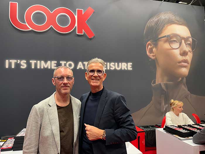 Marco de Fina (Marketingmanager) und Michael Rheinwald (Verkaufsleiter D/A) zeigen auf der opti neue italienische Eyewear in den Bereichen Sport, Mode und Kinder