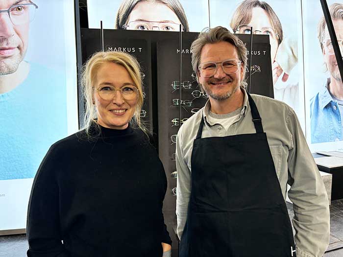 Sandra Rohrbeck (Marketing) und Markus Temming (Geschäftsführer) zeigen minimalistisches und authentisches Brillendesign auf der opti