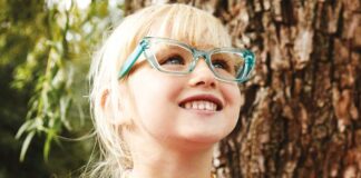 Die neue Guess Teen Kollektion inspiriert sich an den Brillen für Erwachsene