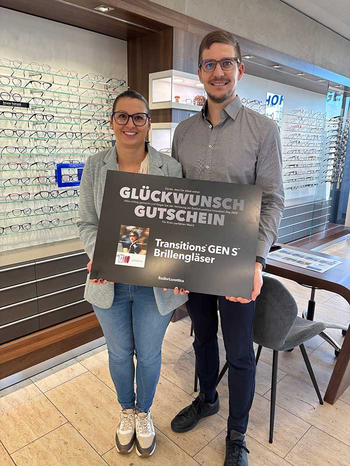 Bernadette und Florian Mörzinger von OPTIK Mörzinger aus Gmünd mit Gutschein für Transitions® GEN STM Brillengläser 