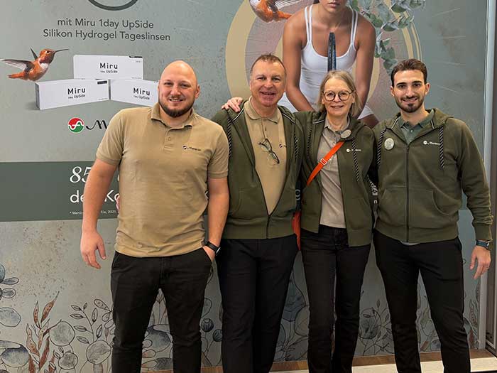 Manfred Margreiter (Gebietsleiter Westösterreich), Ellen Fries (Head of Marketing & Professional Service), Roberto Giarrizzo (Country Manager Österreich/Schweiz) und Giovanni Vaccaro (Gebietsleiter Ostösterreich) demonstrieren die Vorteile der Miru 1 day UpSide