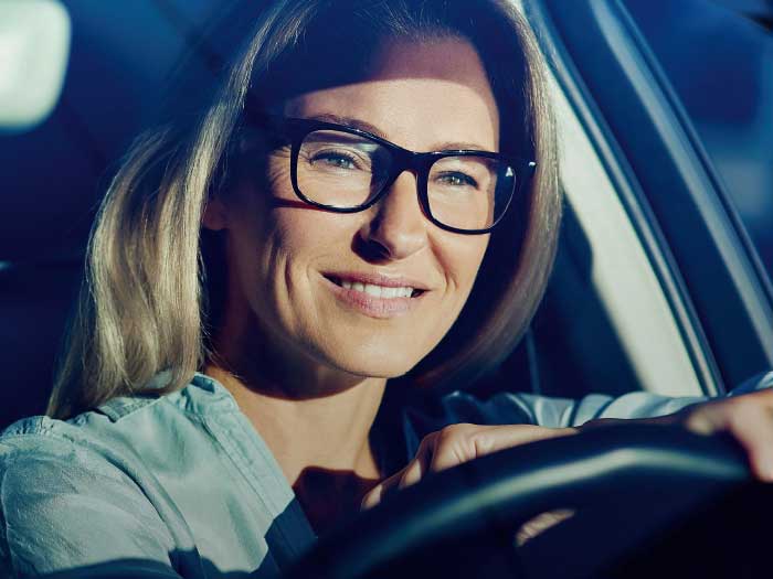 VISALL PRO DriveSense bietet klare Sicht, volle Kontrolle. Bei Blendung oder Nebel. Bei Tag und Nacht