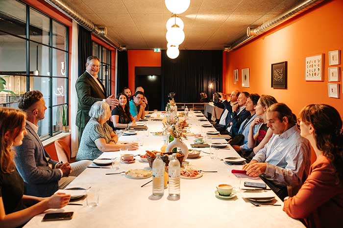 Patrick Döring, Vorstandsvorsitzender bei Wertgarantie, eröffnet den diesjährigen Pressebrunch im &flora in Wien. 