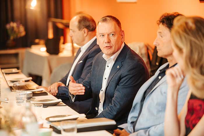 Thilo Dröge, Geschäftsführer Vertrieb bei Wertgarantie, erläutert die Entwicklung von Wertgarantie in Österreich. Foto: Wertgarantie / (c) Philip Lipiarski 