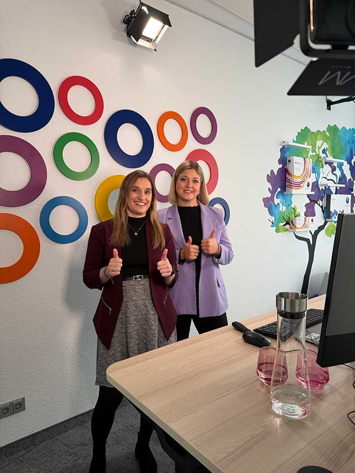 Katharina Hohm, Professional Affairs Consultant und Referentin von CooperVision, gemeinsam mit Katharina Manz, B.Sc. Augenoptik/Optometrie